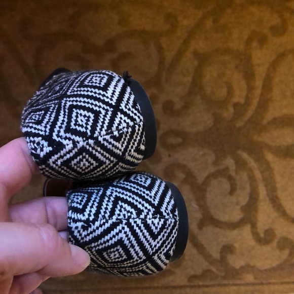 Cute two toned black and white flats, never worn! - Picture 4 of 5